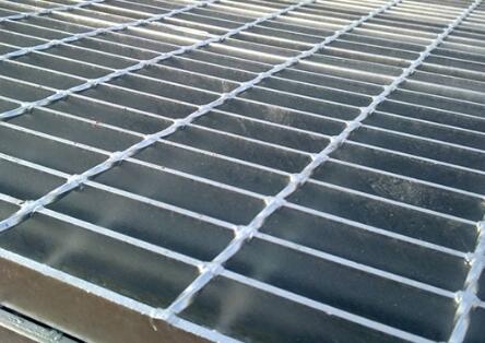 導致格柵板變形的原因是什么？